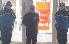Le président avec les gendarmes donneurs de sang