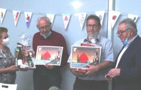 Diplômes et cadeaux à 2 piliers sur le départ