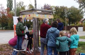 chaque enfant a pu installer quelques objets sur l'arbre